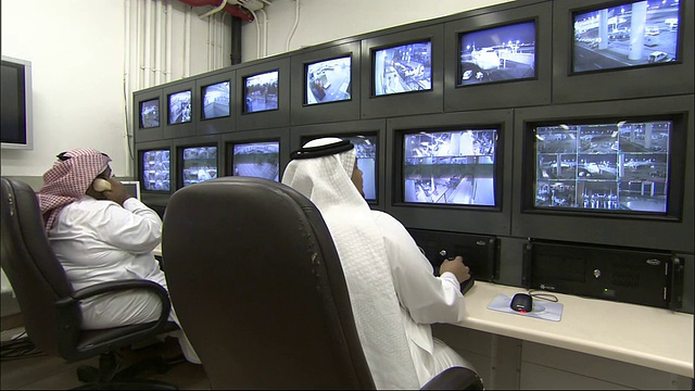 指挥中心的技术人员在通话和切换屏幕的同时监控屏幕。视频下载