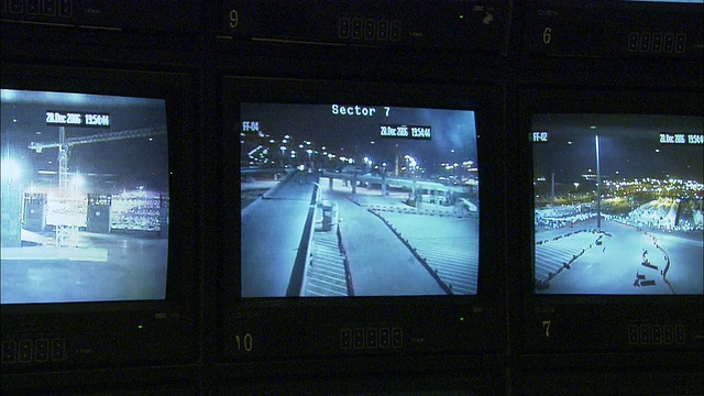 安全监视器在视频墙上显示了夜间工业场所的图像。视频下载