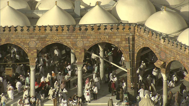 麦加的一座拱顶清真寺周围人头攒动。视频下载