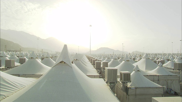 在沙特阿拉伯的麦加，明亮的太阳照耀在阿卜杜勒阿齐兹国王国际机场的白色山峰上。视频下载