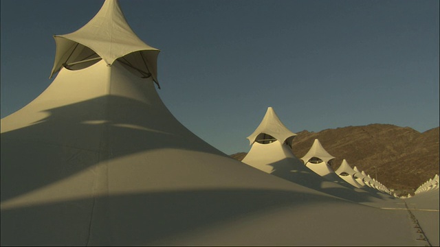 在沙特阿拉伯，灰色的天空勾勒出亭子顶篷的顶峰。视频下载