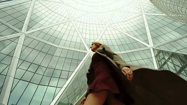 年轻的商业女性走过建筑，穿过市中心视频下载