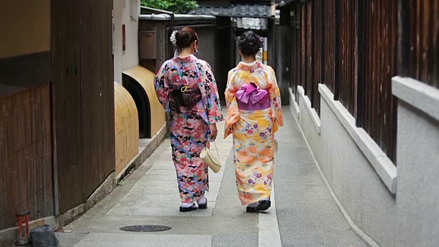 穿着传统和服的年轻日本妇女视频素材
