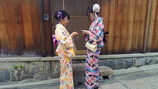 年轻的日本女性穿着传统和服见面视频素材