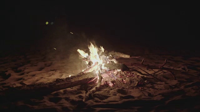 海滩篝火视频素材