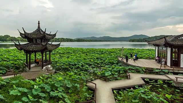 4K延时:游客在中国杭州西湖岸边放松视频素材