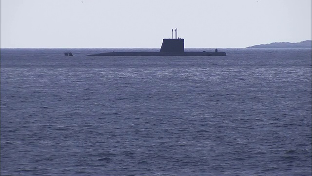 一艘潜水艇在西班牙海岸外滑行。视频下载