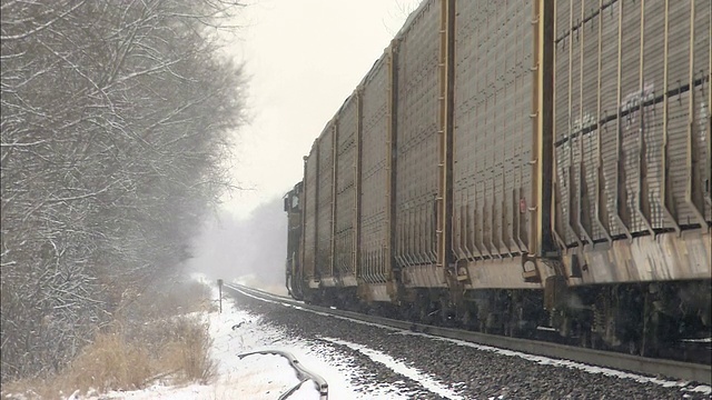 雪花落在缓慢行驶的火车上。视频下载