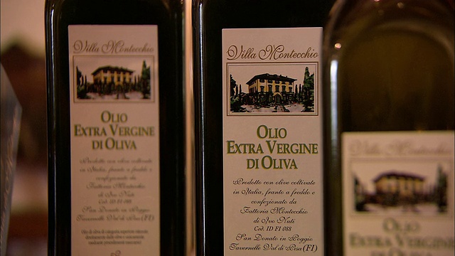 一家商店陈列着成瓶的特级初榨橄榄油。视频下载