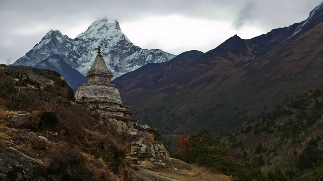 以阿玛达布拉姆峰为背景的佛塔延时摄影。视频素材