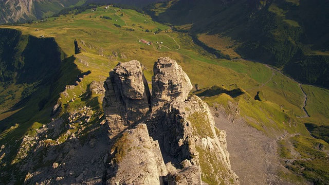 瑞士阿尔卑斯山脉附近的岩层视频素材