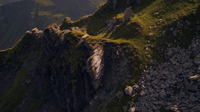 多莉拍摄的瑞士阿尔卑斯山从一辆下降的电车视频素材