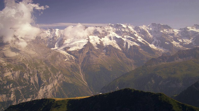 平移拍摄的广阔的瑞士高山山脉视频素材