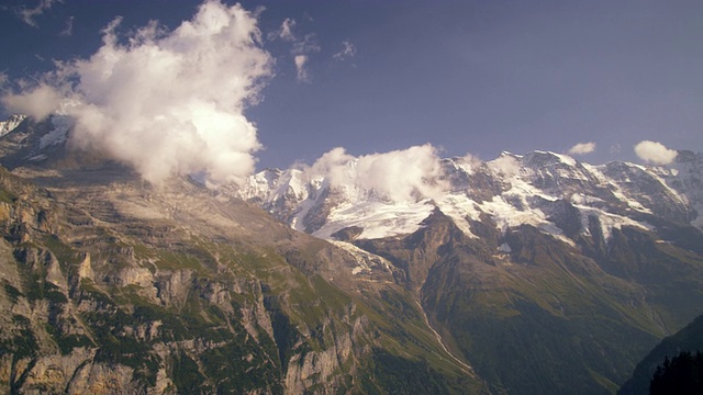 多莉在瑞士的空中缆车上拍摄的阿尔卑斯山视频素材