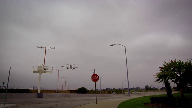 飞机飞进洛杉矶国际机场的低角度旋转镜头视频素材