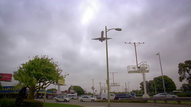 飞机飞过汽车和货车的低角度镜头视频素材