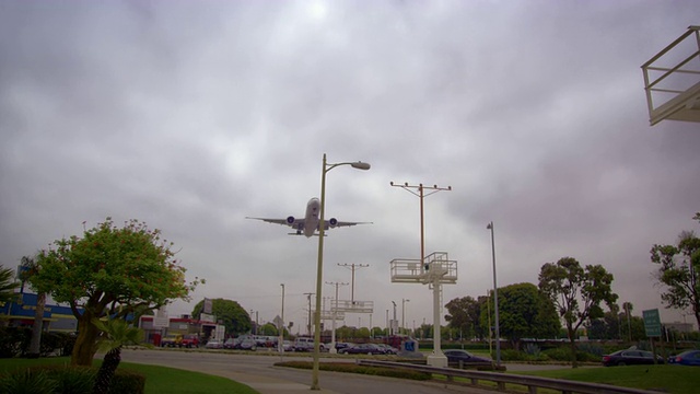 飞机飞进洛杉矶国际机场的低角度镜头视频素材