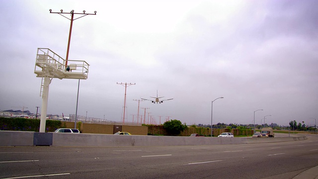 飞机抵达洛杉矶国际机场的低角镜头视频素材