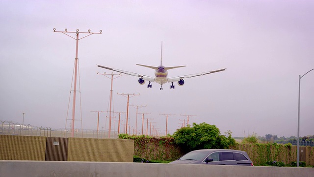 一架飞机抵达洛杉矶国际机场的低角度镜头视频素材