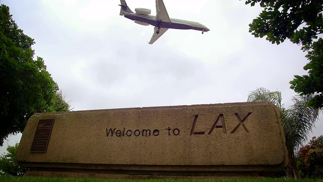 飞机飞过欢迎来到洛杉矶机场视频素材