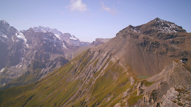 用摇摄镜头拍摄瑞士白雪覆盖的山顶视频素材