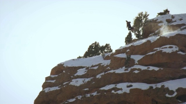 定点跳台滑雪和空中翻筋斗的慢动作镜头。视频下载