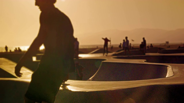 滑板者和其他人在加州威尼斯海滩附近的滑板公园的慢镜头视频下载