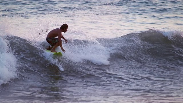 一个年轻的冲浪者在哥斯达黎加海岸冲浪视频素材