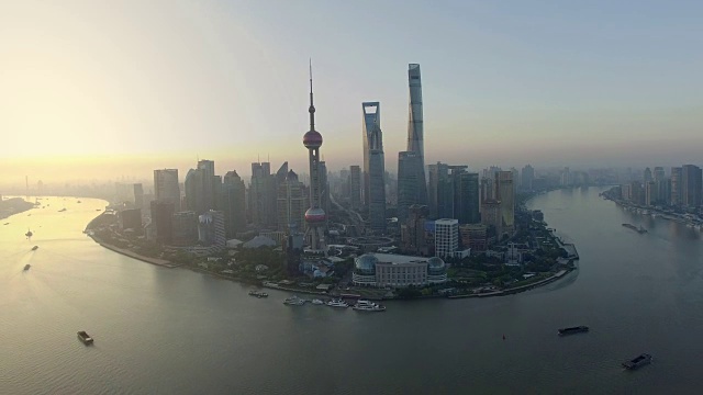 鸟瞰图，上海天际线和黄浦江视频素材