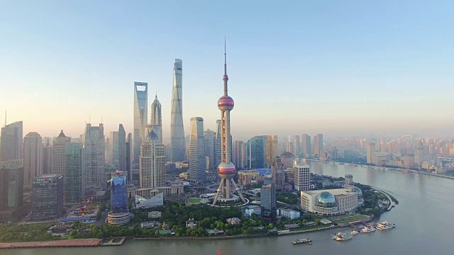 鸟瞰图，上海天际线和黄浦江视频素材