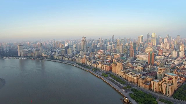 鸟瞰图，上海天际线和黄浦江视频下载