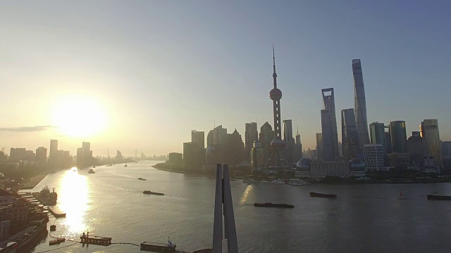 鸟瞰图，上海天际线和黄浦江视频下载