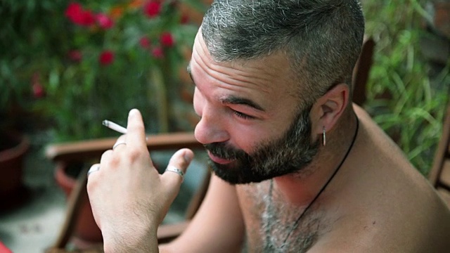 男人一边聊天一边抽烟。视频下载