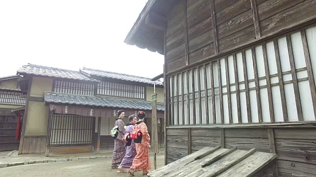 传统的日本妇女走在村里的街道上视频下载