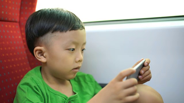 男孩在地铁上用智能手机视频素材