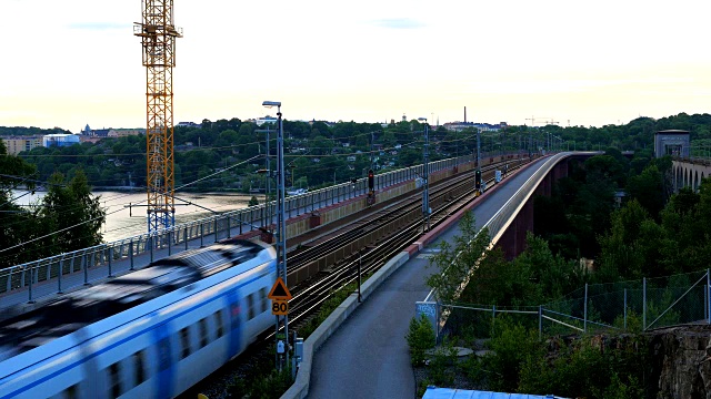 火车在黄昏时从桥上经过视频下载