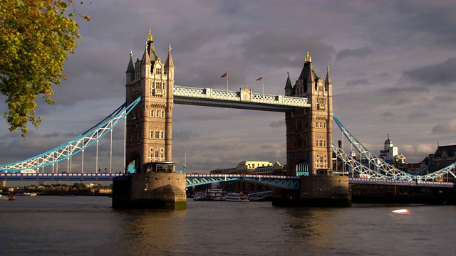 英国伦敦塔桥后的乌云。视频素材