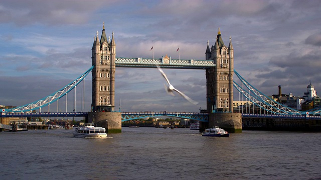英国伦敦塔桥前的两艘船。视频素材