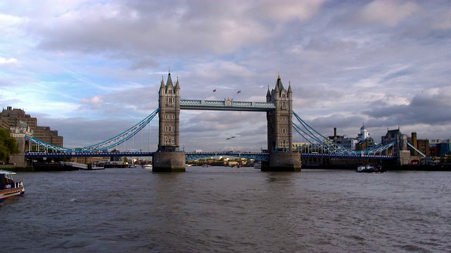 白天在英国伦敦的塔桥。视频素材