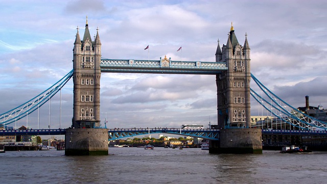 英国伦敦塔桥上的一艘船。视频素材