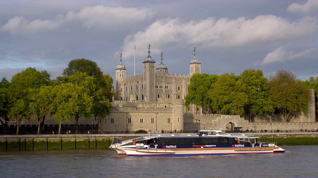 在英国伦敦，轮船经过伦敦塔前。视频下载
