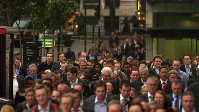 2011年10月10日，伦敦，繁忙的人行道上挤满了通勤者。视频素材