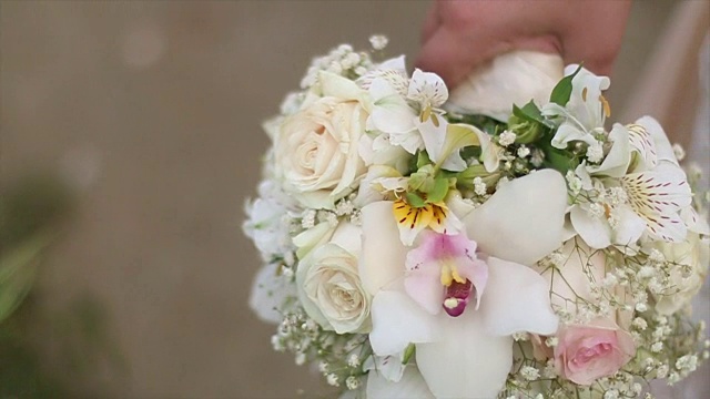 新娘捧花束的特写视频素材