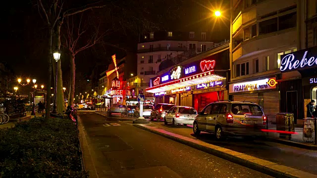 时光流逝:巴黎红灯区拥挤的行人视频素材