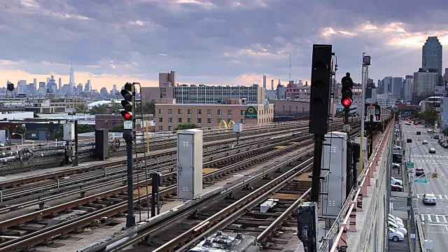 纽约市皇后区的户外地铁列车视频下载