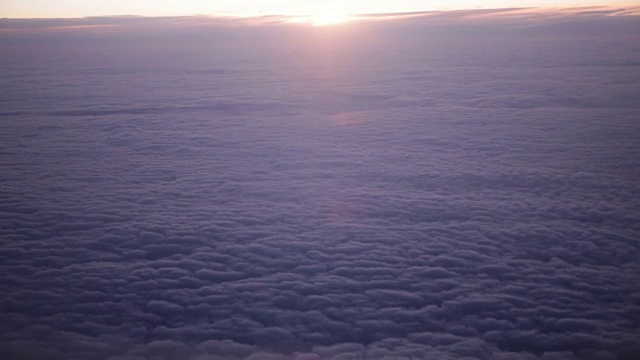 从飞机窗口看到的日落景色。视频素材