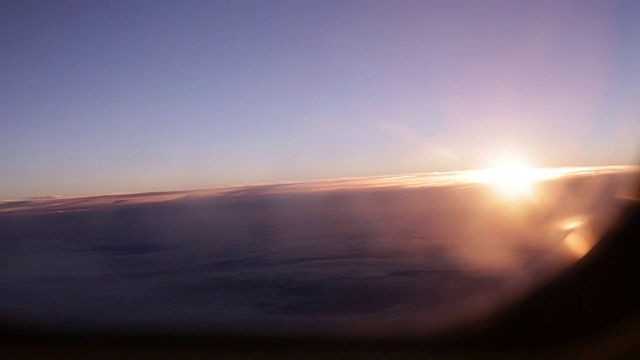 从飞机窗口看到的日落景色。视频下载