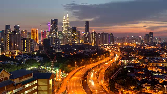 日落时分吉隆坡城市天际线的夜景视频素材