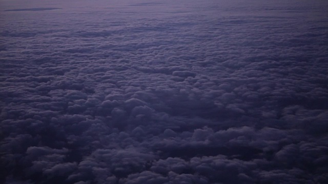 乌云在夜幕开始的时候从飞机上落下。视频下载