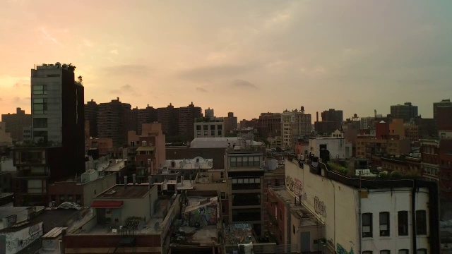 日出时，纽约市曼哈顿，空中往东低空飞过建筑物视频下载
